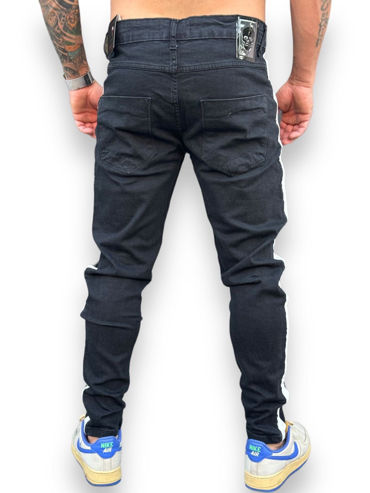 Calça Jeans Preta com Rasgo no Joelho e Faixa Lateral - Estilo Urbano