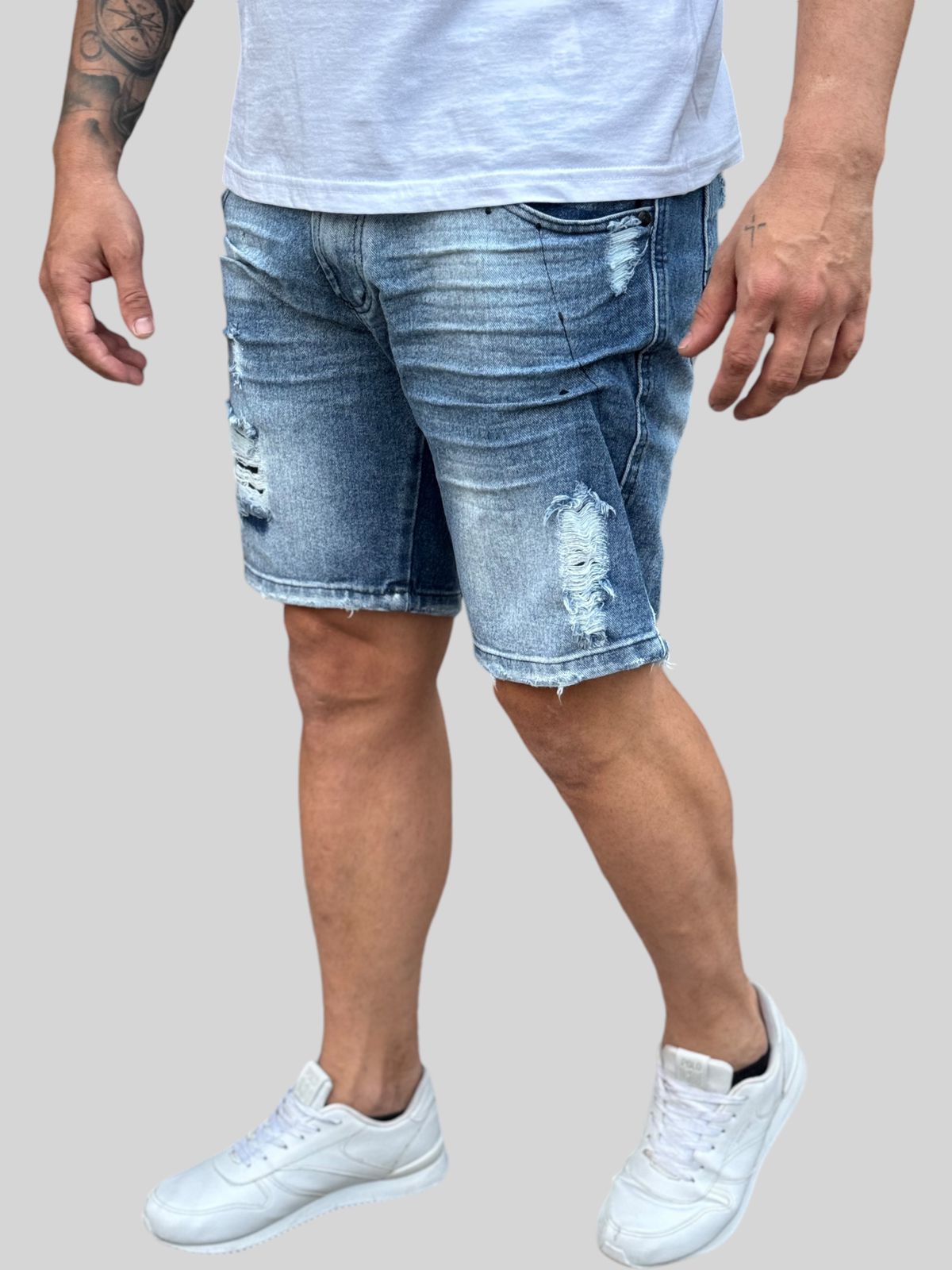 Bermuda Jeans Premium Destroyer com Respingo: Atitude e Estilo Único
