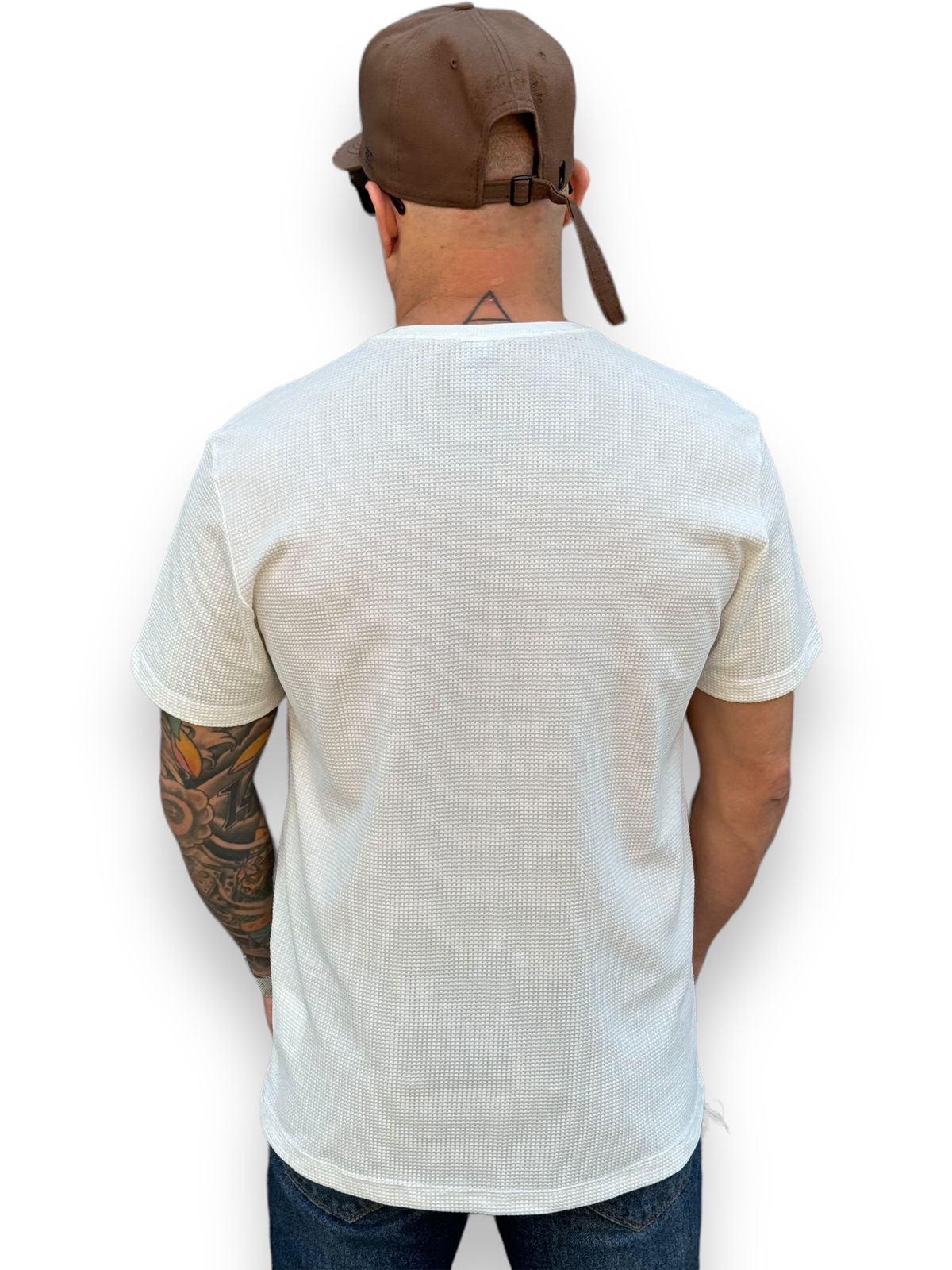 Camiseta T-Shirt de Tecido Premium com Logo Destacado: Exclusividade em Cada Detalhe