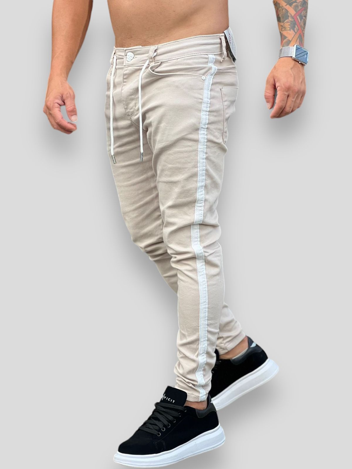 Calça Sarja Skinny Areia: Estilo Urbano Com Listra Lateral
