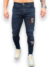 Calça Jeans Destroyed Escura com Bordado - Estilo e Sofisticação