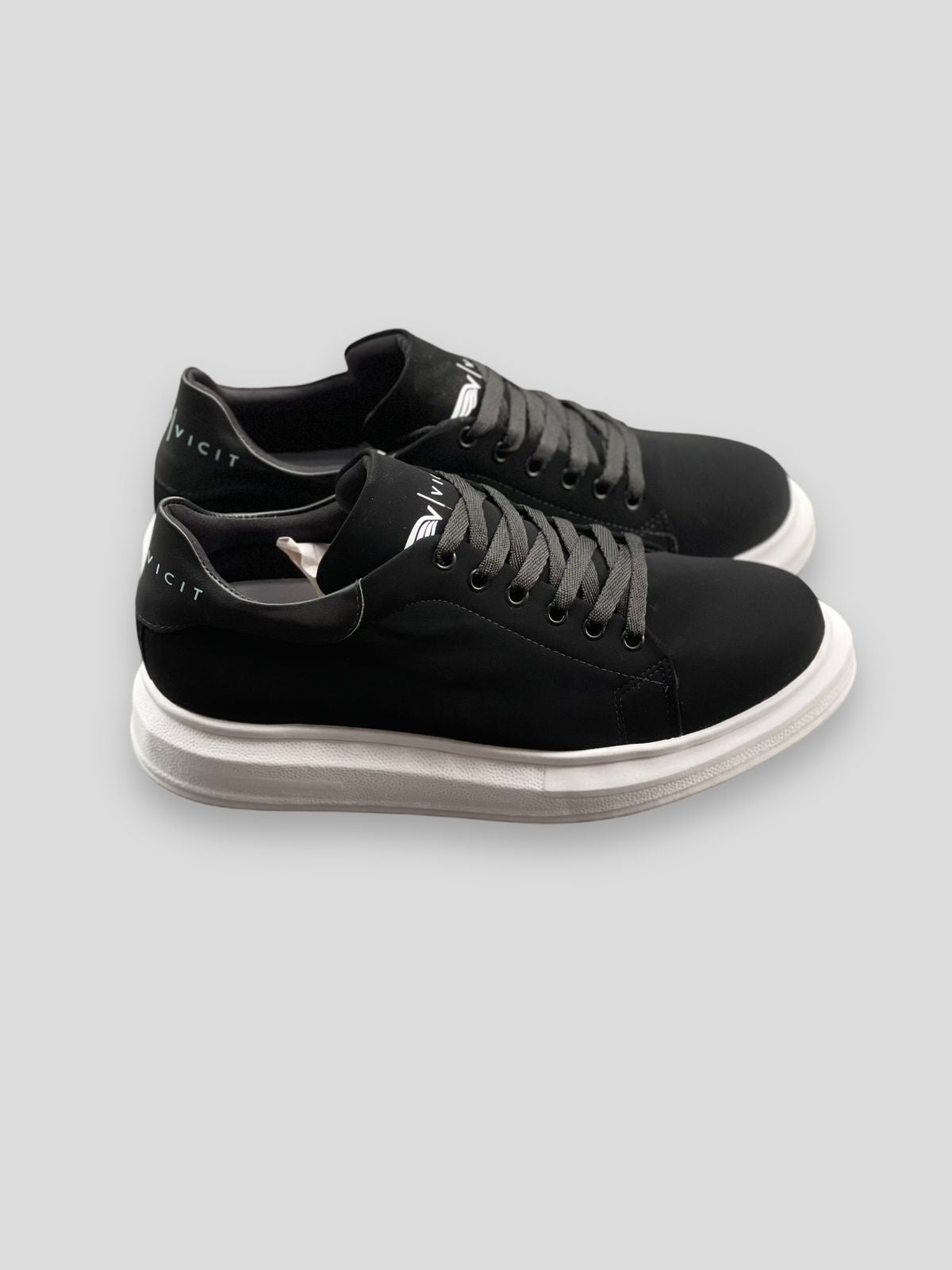 Tênis Sneaker Premium Exclusivo: Elegância em Cada Passo