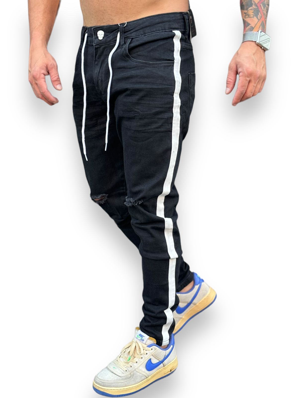 Calça Jeans Preta com Rasgo no Joelho e Faixa Lateral - Estilo Urbano