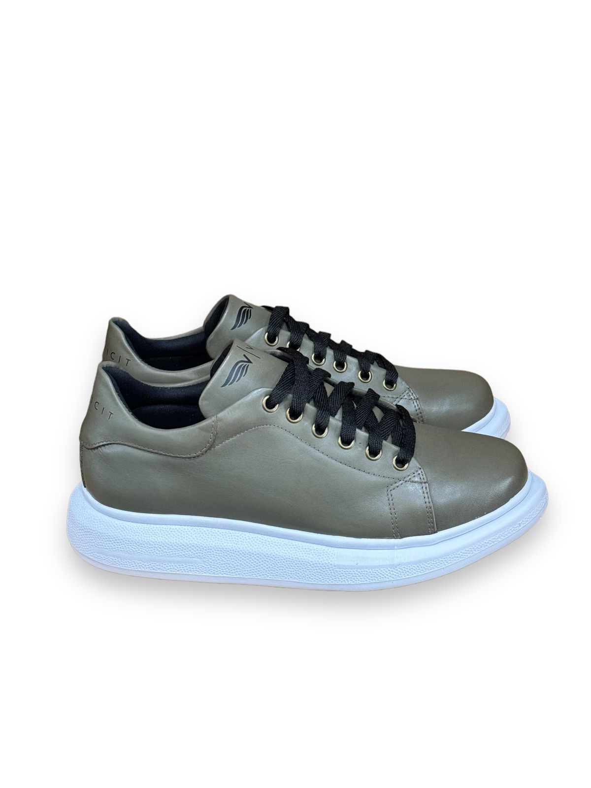 Tênis Sneaker Premium Exclusivo: Elegância em Cada Passo