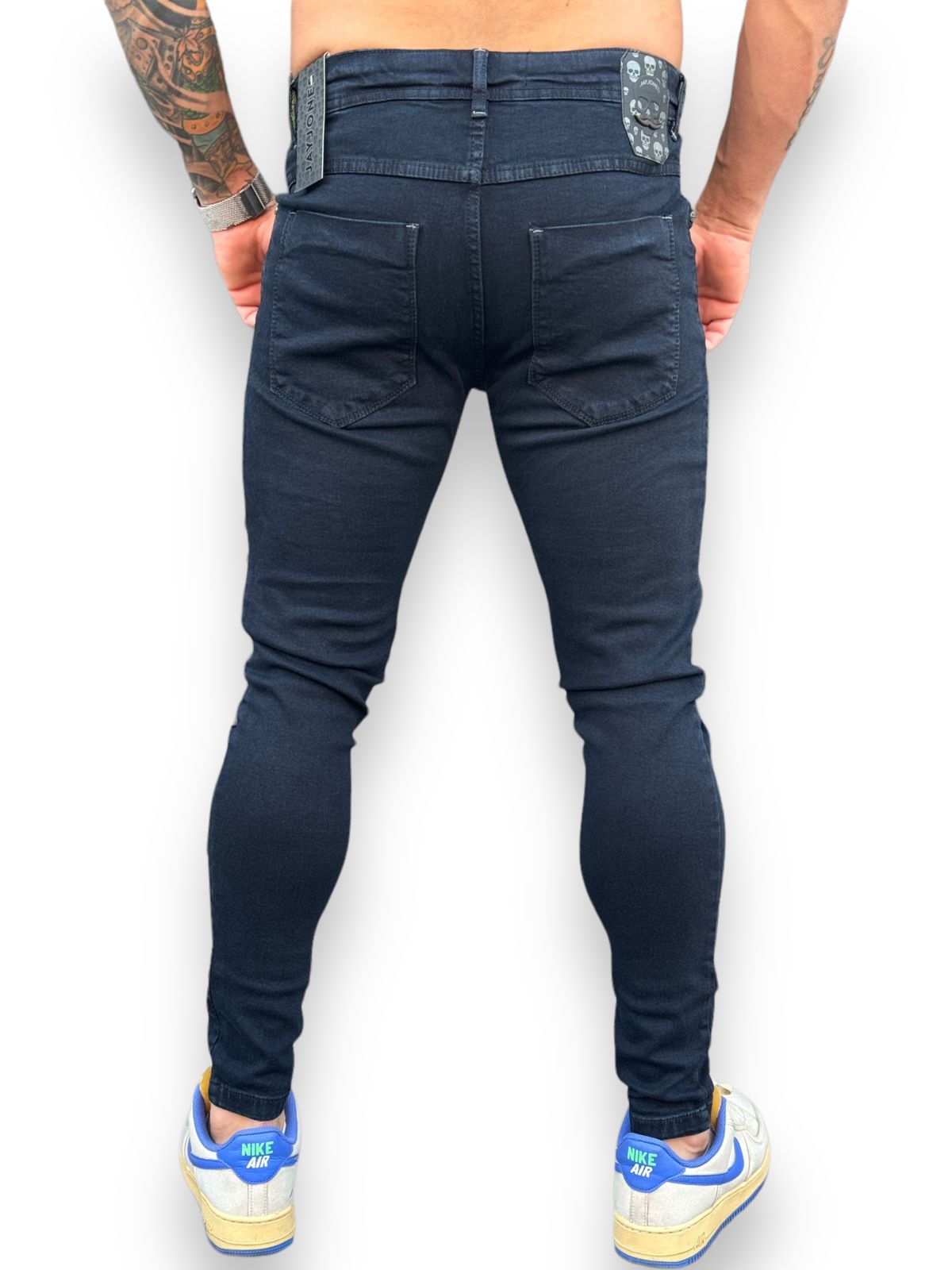 Calça Jeans Destroyed Escura com Bordado - Estilo e Sofisticação