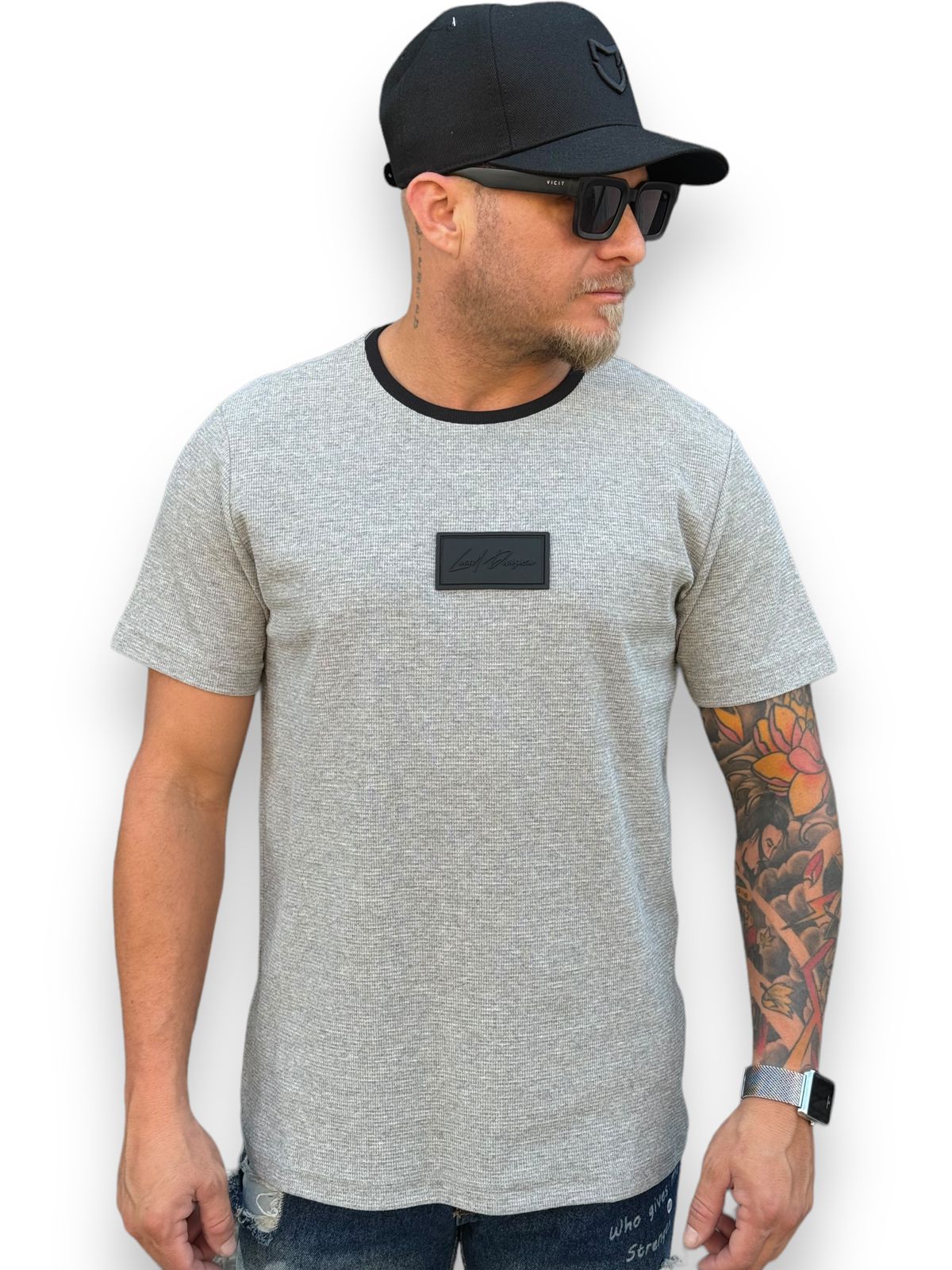 Camiseta T-Shirt com Logo Emborrachado: Estilo Moderno