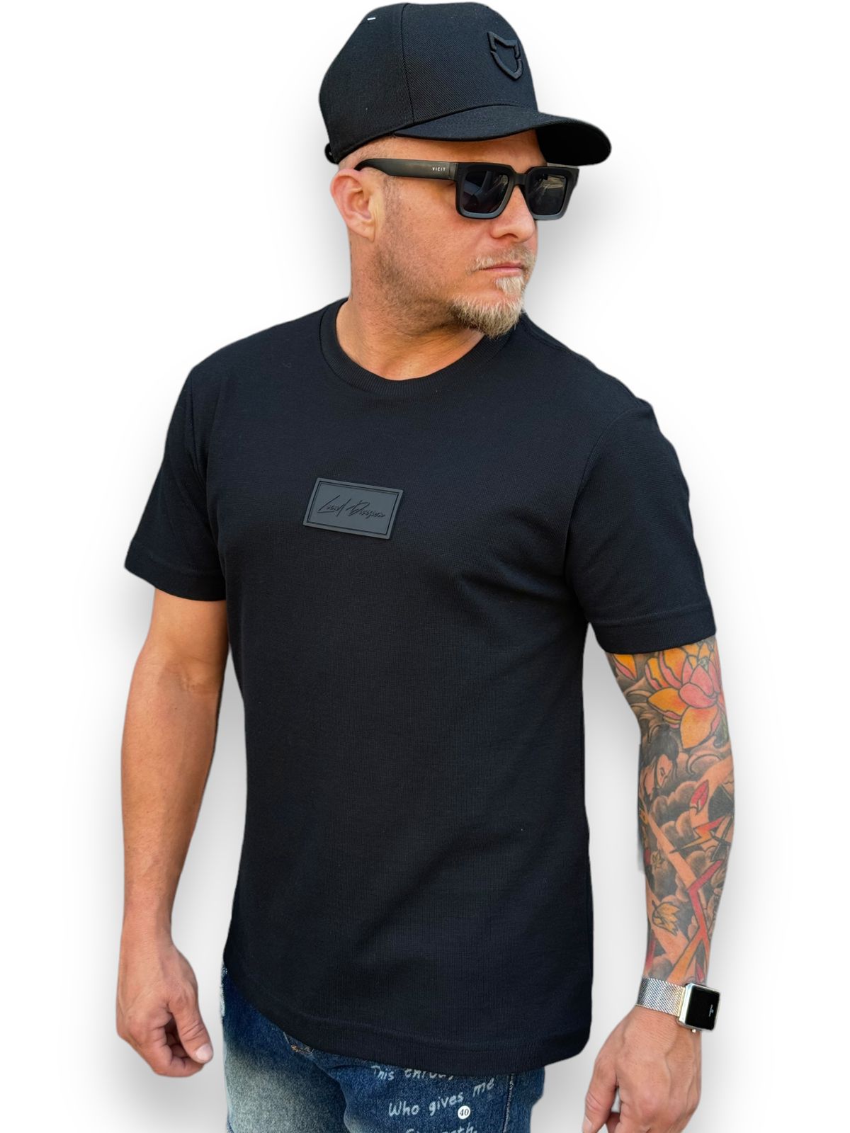 Camiseta T-Shirt com Logo Emborrachado: Estilo Moderno