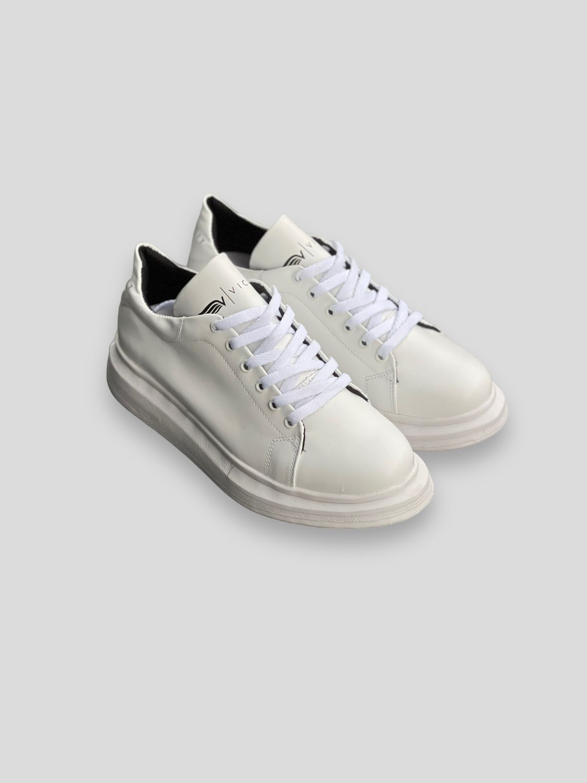 Tênis Sneaker Premium Exclusivo: Elegância em Cada Passo