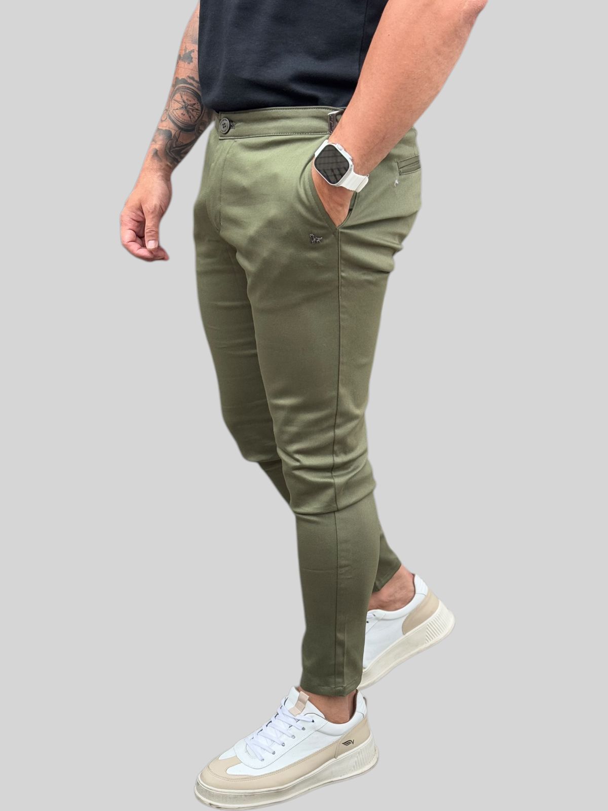 Calça Alfaiataria Verde Militar Com Regulagem Lateral