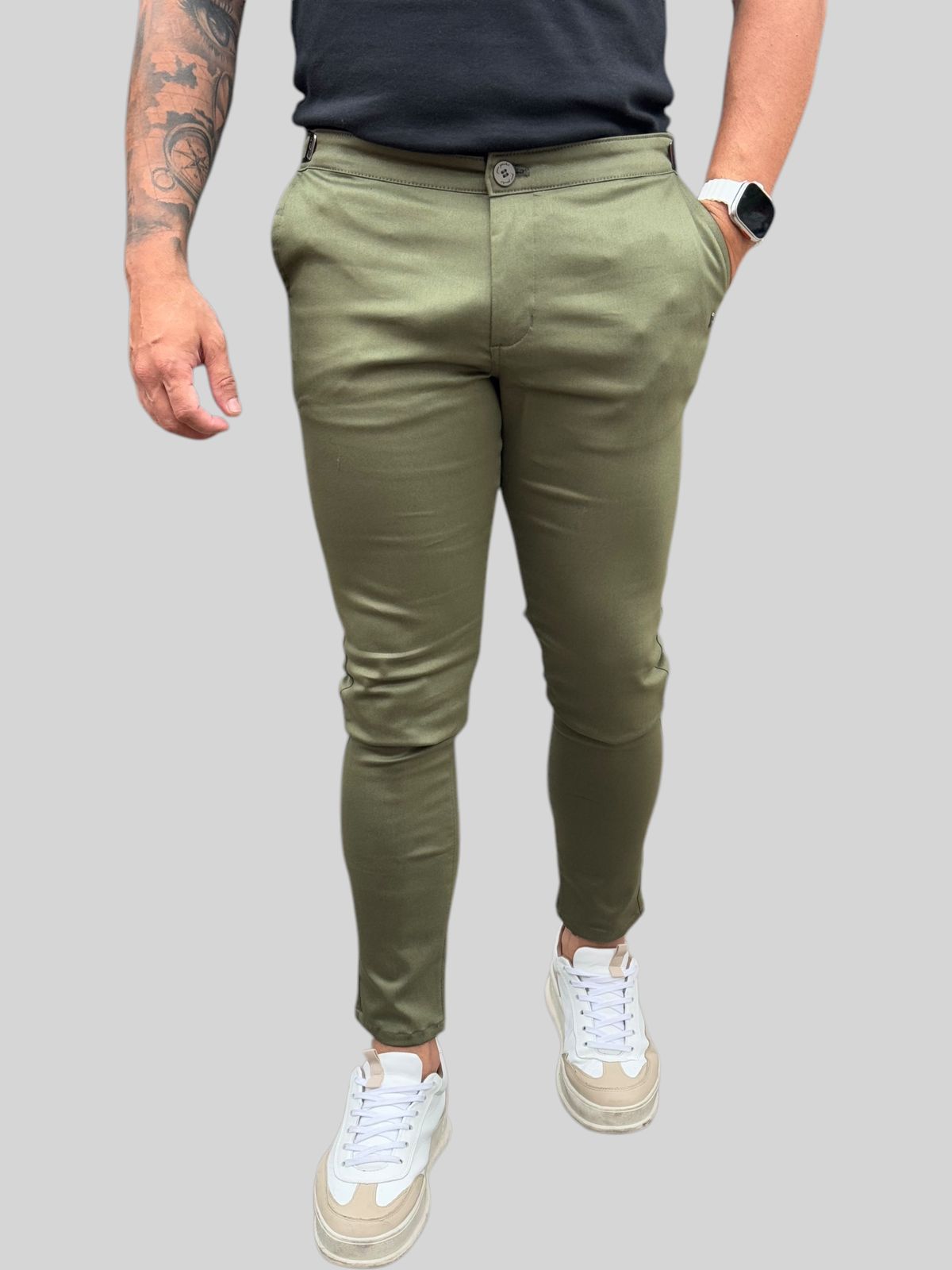 Calça Alfaiataria Verde Militar Com Regulagem Lateral